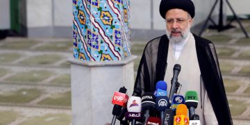 El ultraconservador Raisí elegido presidente de Irán con el 62 % de los votos