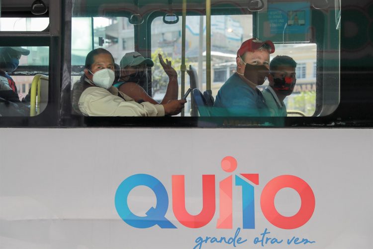 Ciudadanos ecuatorianos usan tapabocas mientras se movilizan en transporte publico, en Quito (Ecuador). EFE/José Jácome/Archivo