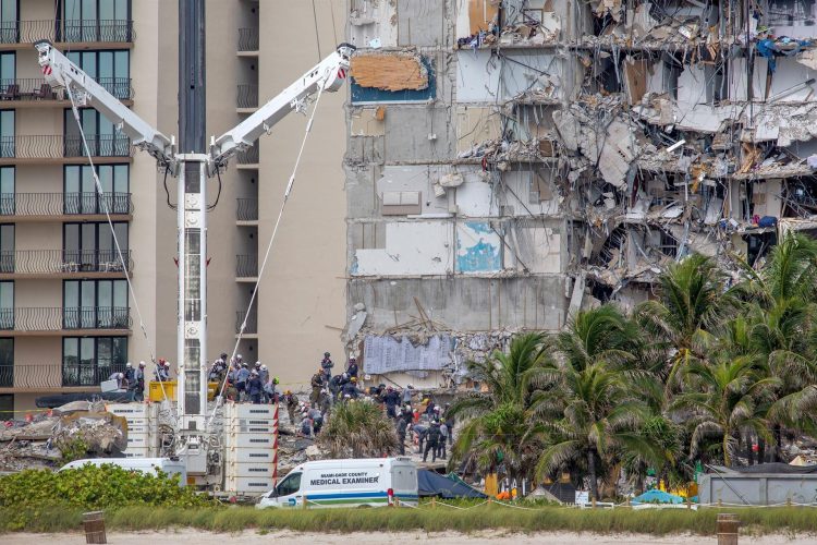 Vista de las labores de rescate en el edificio Champlain Towers de Surfside, Florida, este 29 de junio de 2021. EFE/Cristóbal Herrera