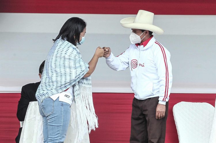 Los candidatos a la presidencia de Perú Keiko Fujimori (i) y Pedro Castillo se saludan en un debate en la provincia norteña de Chota (Perú). EFE/Aldair Mejía/Archivo