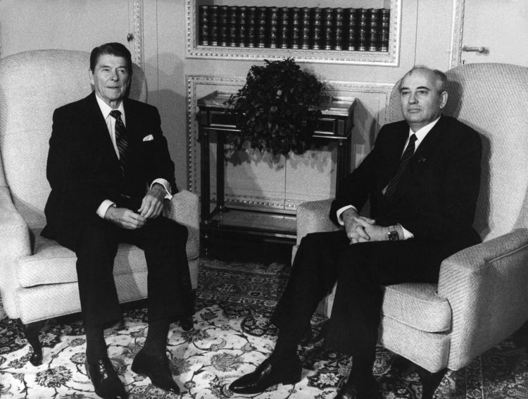 Una fotografía de archivo fechada el 21 de noviembre de 1985 que muestra el entonces presidente soviético Mijaíl Gorbachov (d) con su homólogo estadounidense Ronald Reagan (i) durante una reunión en Ginebra, Suiza. EPA