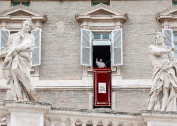 El papa pide colaborar en Canadá para aclarar el caso de los niños indígenas