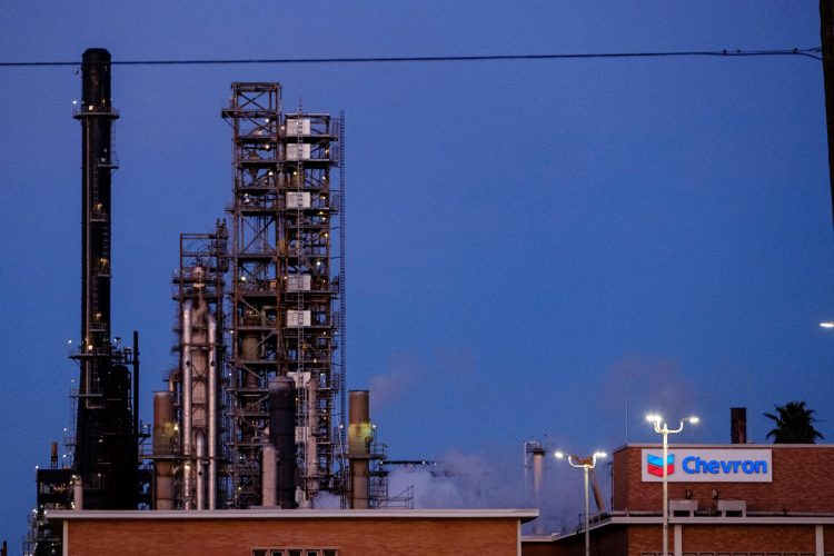 Vista de una refinería de la compañía Chevron, el 20 de abril de 2020. EFE/EPA/DAN ANDERSON/Archivo