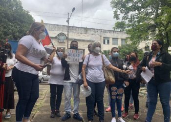 Temen aumente hacinamiento y hambre en cárceles venezolanas, donde solo se come una arepa al día