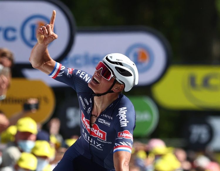 El neerlandés Mathieu van del Poel logró la victoria en la segunda etapa del Tour de Francia en el Muro de Bretaña