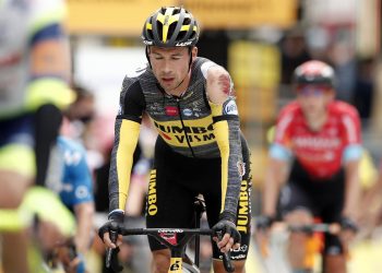 Movimiento de protesta de los ciclistas del Tour por las numerosas caídas