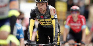 Movimiento de protesta de los ciclistas del Tour por las numerosas caídas