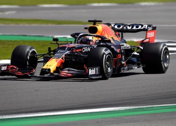 Verstappen gana el sprint en casa de Hamilton y Alonso brilla en el estreno
