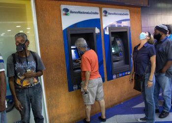 La inflación acelera la desaparición de los cajeros en Venezuela