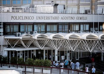 La recuperación del papa: lee los periódicos y camina por el hospital