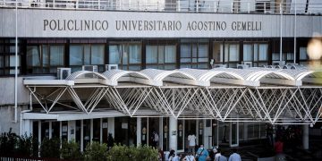 La recuperación del papa: lee los periódicos y camina por el hospital