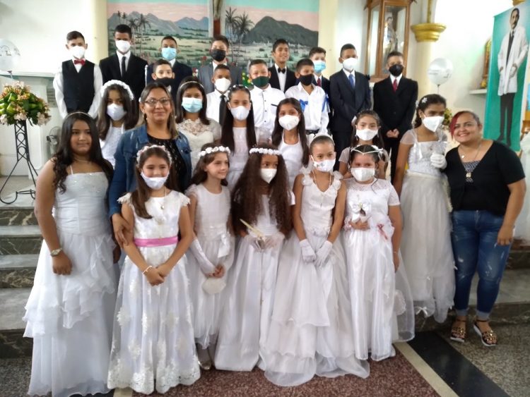 El grupo de niños y niñas primocomulgantes de Sabana de Mendoza