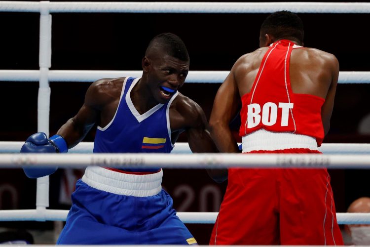 Yuberjén Martínez (i) de Colombia se enfrenta a Rajab Mahommed de Botswana por el peso mosca masculino de boxeo en los Juegos Olímpicos Tokio 2020, este lunes en la Arena Kokugikan en Tokio (Japón). EFE/ Miguel Gutiérrez