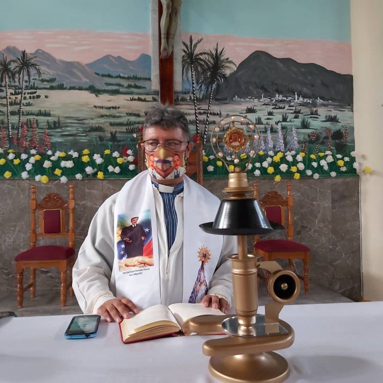El presbítero Gildardo Villarreal oficiando misa a la Reliquia de JGH