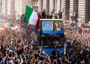 Italia recorre Roma con un autobús descubierto para celebrar la Eurocopa