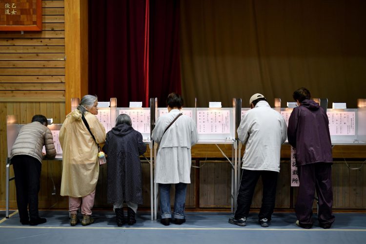 Los votantes rellenan sus papeletas para las elecciones en una mesa electoral en Tokio, Japón. EFE/EPA/FRANCK ROBICHON/Archivo