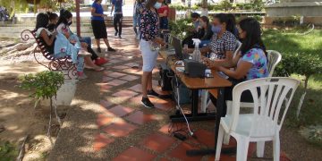 Pequeñas colas de nuevos votantes para registrarse en el CNE