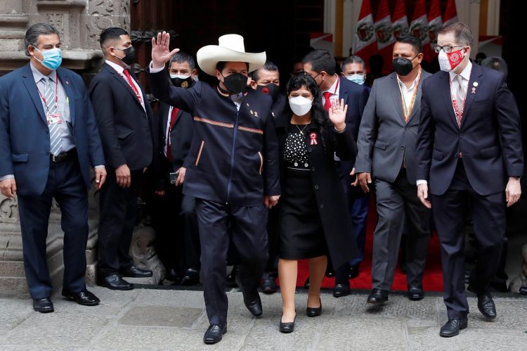 El presidente entrante del Perú, Pedro Castillo, acompañado de su familia llega al Palacio de Gobierno para la ceremonia de Investidura hoy, en Lima (Perú). EFE/ Paolo Aguilar