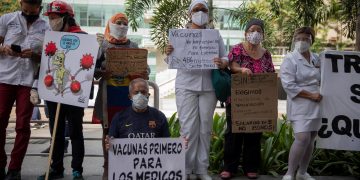 Trabajadores del sector salud venezolano protestan por el pago de salarios