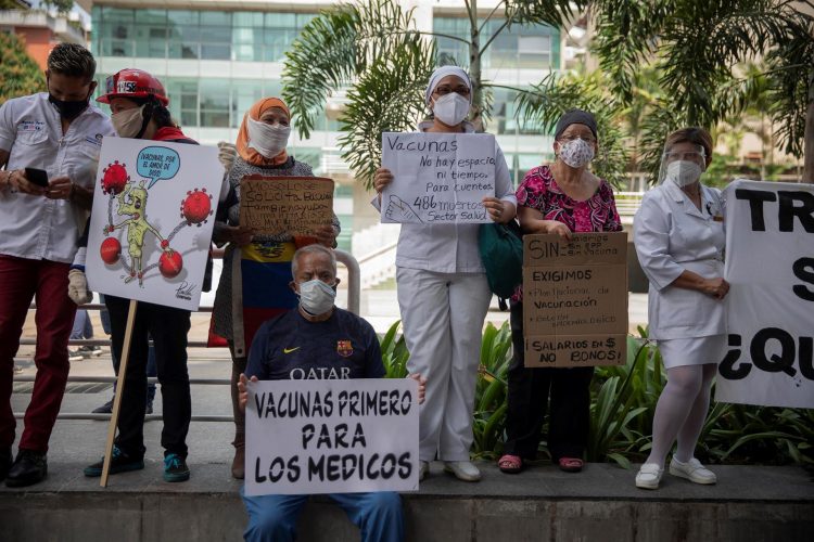 Manifestantes participan en una protesta de trabajadores de la salud para exigir vacunas contra la covid-19 en Caracas (Venezuela). EFE/ Rayner Peña/Archivo