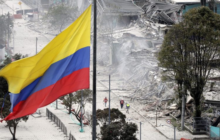 Vista del ministerio de Defensa de Colombia durante la implosión este domingo en Bogotá (Colombia). EFE/ Carlos Ortega