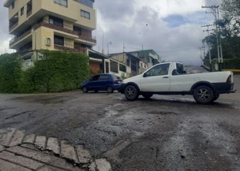 Vialidad destruida, botes de agua e inseguridad abruman a los habitantes de Barrio Bolívar