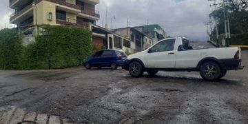 Vialidad destruida, botes de agua e inseguridad abruman a los habitantes de Barrio Bolívar