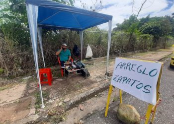 Zapateros mantienen los arreglos de calzados con cobros en pesos y trueques por comida