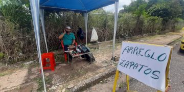 Zapateros mantienen los arreglos de calzados con cobros en pesos y trueques por comida