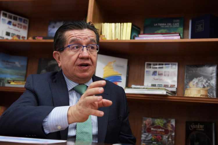 El ministro de Salud de Colombia, Fernando Ruiz Gómez, habla en entrevista con Efe hoy, en la embajada de Colombia en Washington (EE.UU.). EFE/ Lenin Nolly