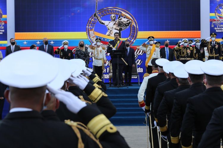 El presidente de Venezuela Nicolás Maduro participa en la celebración del aniversario 210 de la firma del acta de independencia hoy, en Caracas (Venezuela). EFE/Prensa Miraflores