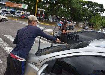 Los limpiavidrios: “A la calle me sacó la necesidad de comer, no teníamos nada en la casa” (I Parte)