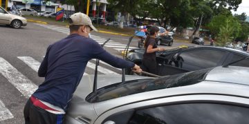 Los limpiavidrios: “A la calle me sacó la necesidad de comer, no teníamos nada en la casa” (I Parte)