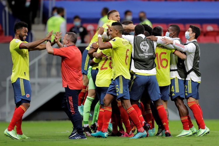 Jugadores y cuerpo técnico de Colombia celebran hoy tras vencer en la tanda de penales a Uruguay, durante un partido por los cuartos de final de la Copa América en el estadio Mané Garrincha de Brasilia (Brasil). EFE/ Joedson Alves