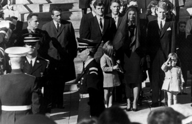 El joven John F. Kennedy Jr. (d), de tres años de edad, saluda al paso del féretro que contiene los restos mortales de su padre, el presidente de los Estados Unidos John F. Kennedy, durante su traslado desde la catedral de San Mateo hasta el cementerio nacional de Arlington. EFE/Archivo