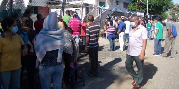 Una mayoría espera la primera dosis de la vacuna anti Covid en Rafael Rangel