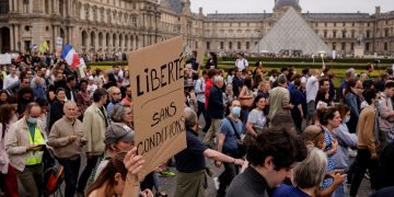 Miles de manifestantes en Francia contra la «dictadura sanitaria»