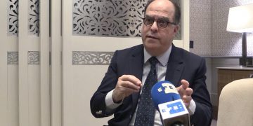 La oposición venezolana pide a varios países donar vacunas para los migrantes de su país