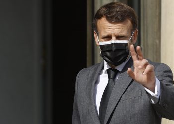 El Gobierno francés endurece el tono contra los antivacunas