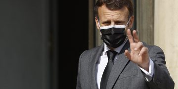 El Gobierno francés endurece el tono contra los antivacunas