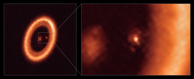 Tomada con el Atacama Large Millimeter/submillimeter Array (ALMA), muestra una imagen de amplio campo (izquierda) y una ampliación (derecha) del disco lunar que rodea a PDS 70c, un planeta joven similar a Júpiter a casi 400 años luz de distancia. EFE/ALMA (ESO/NAOJ/NRAO)/Benisty et al.