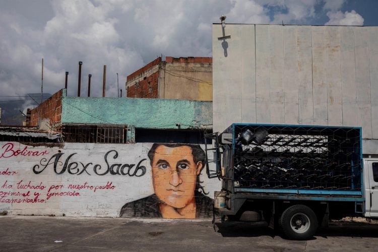 Un pequeño camión pasa junto a un grafiti con la imagen del rostro de Alex Saab en Caracas (Venezuela). EFE/ Rayner Peña/Archivo