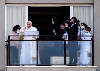 El papa defiende una sanidad «para todos» en su reaparición desde el hospital
