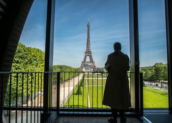 La Torre Eiffel reabre al público tras ocho meses de cierre por la pandemia