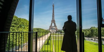 La Torre Eiffel reabre al público tras ocho meses de cierre por la pandemia