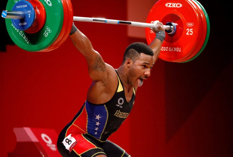 El pesista venezolano Julio Rubén Mayora Pernía fue registrado este miércoles, durante la competencia masculina de halterofilia en la categoría de los 73 kg de los Juegos Olímpicos de Tokio 2020,