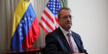Diplomático de EE.UU. para Venezuela pide liberar a un opositor preso hace nueve meses