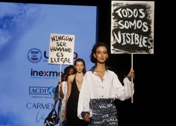 La venezolana Carmen Nava hace visibles a migrantes en la pasarela de Colombiamoda