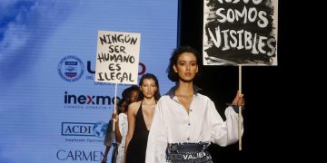 La venezolana Carmen Nava hace visibles a migrantes en la pasarela de Colombiamoda