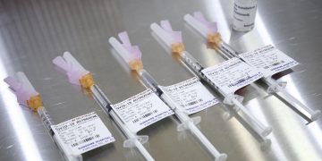 La vacuna de AstraZeneca es «altamente eficaz» ante las variantes beta y delta